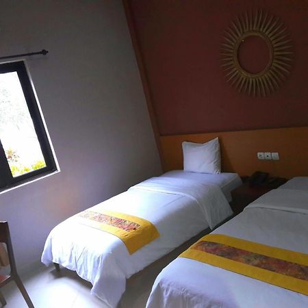 Hotel Transit Pasuruan Kültér fotó
