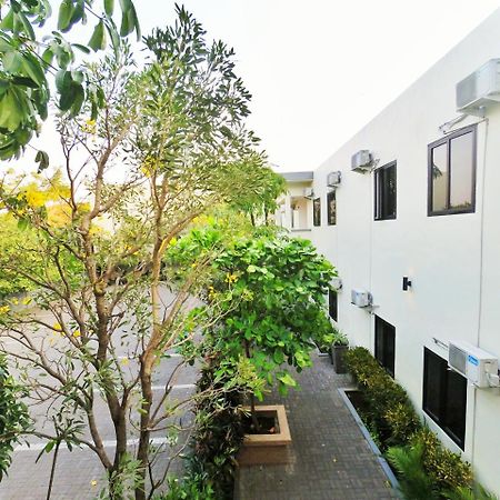 Hotel Transit Pasuruan Kültér fotó