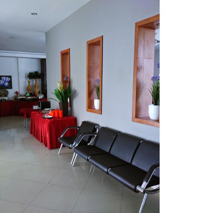 Hotel Transit Pasuruan Kültér fotó