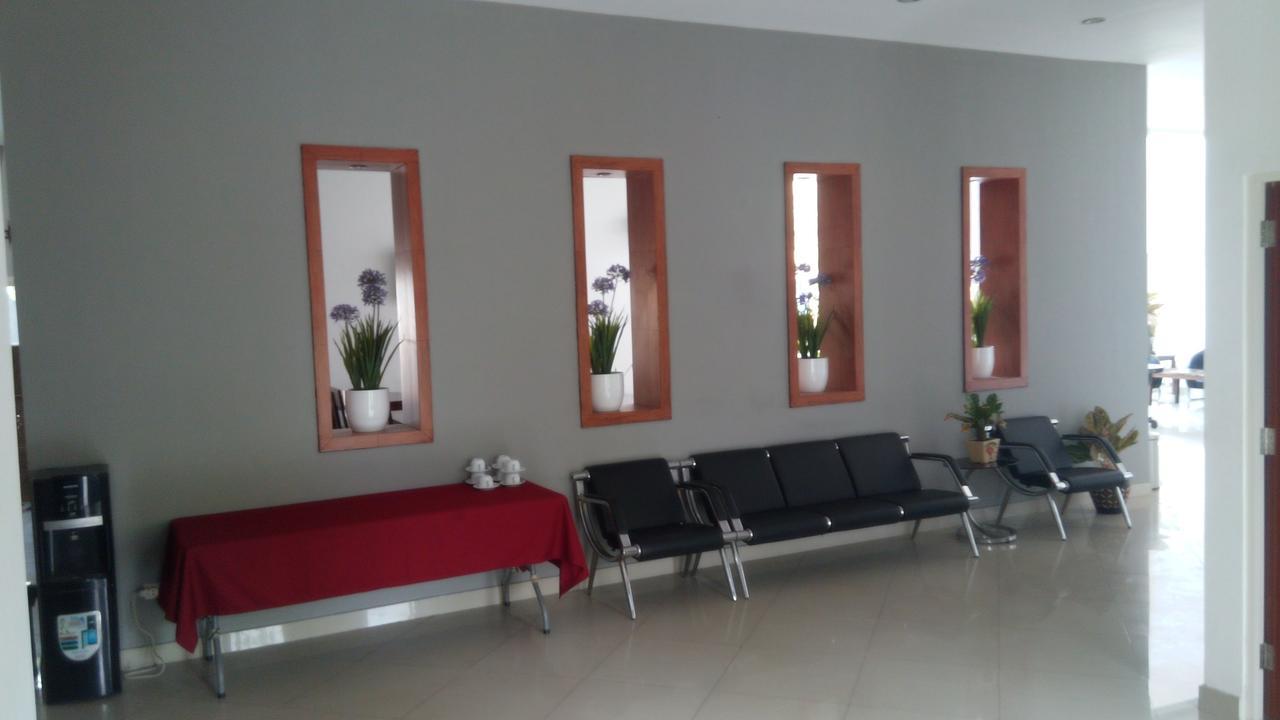 Hotel Transit Pasuruan Kültér fotó