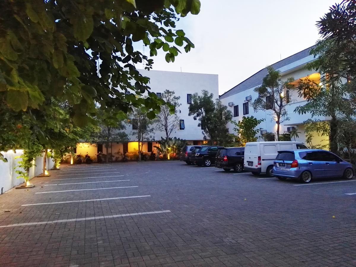 Hotel Transit Pasuruan Kültér fotó