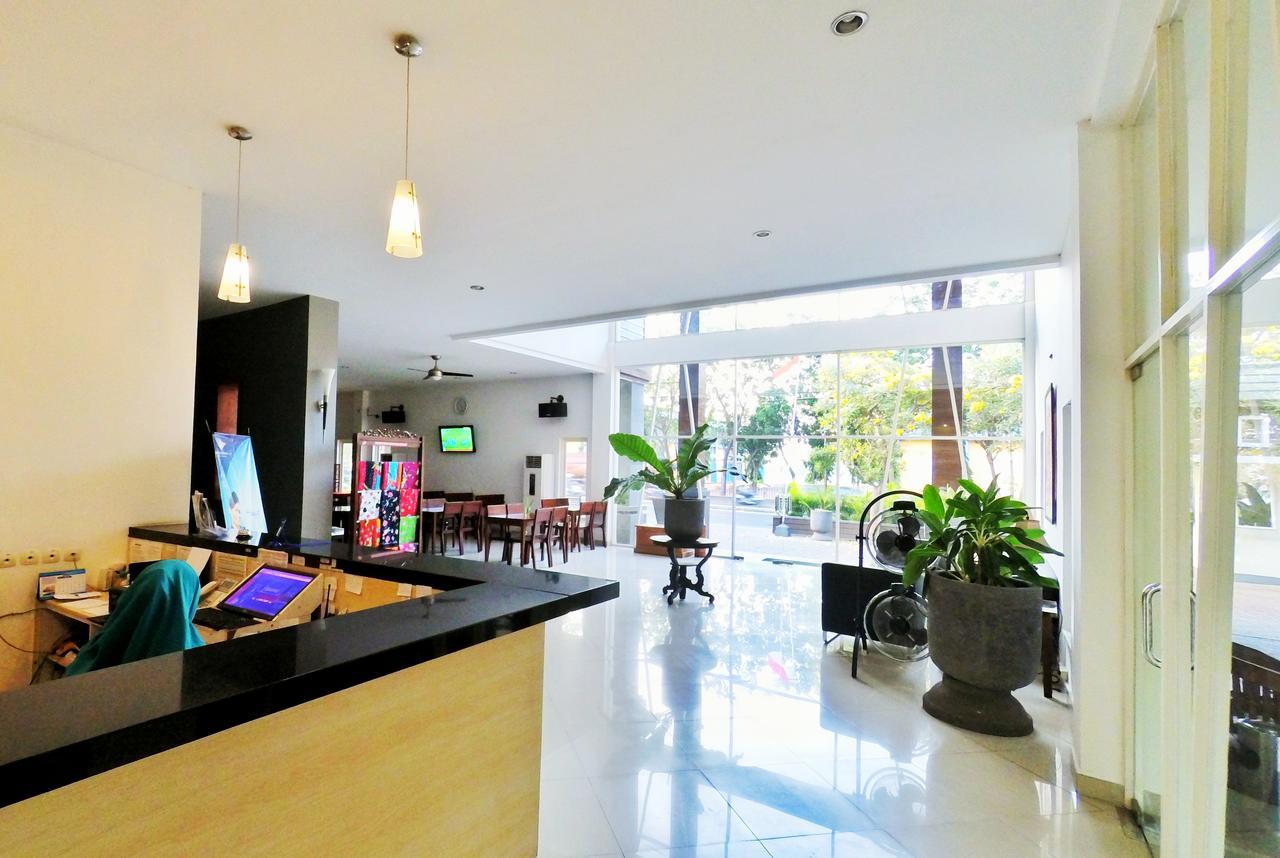 Hotel Transit Pasuruan Kültér fotó