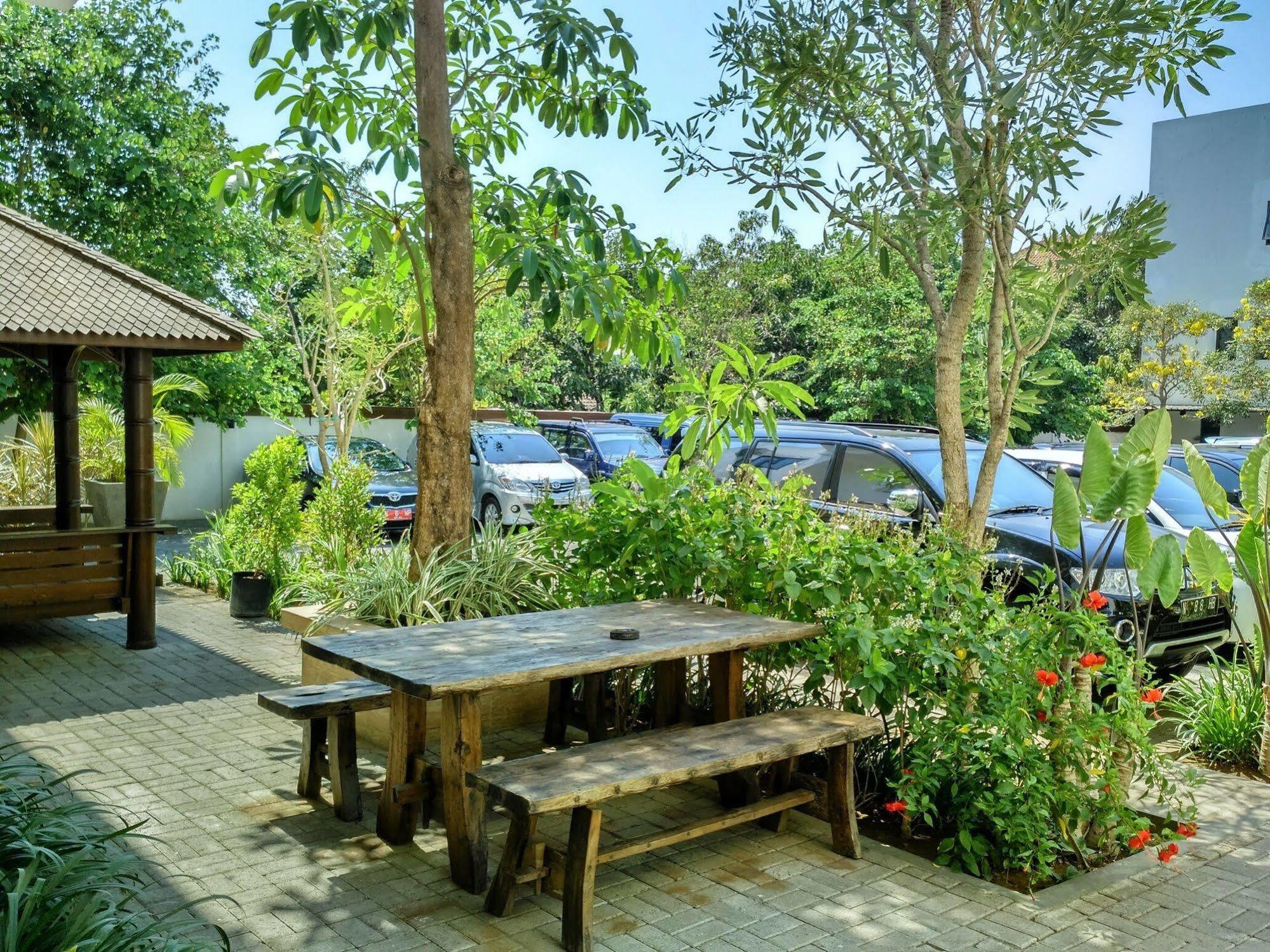 Hotel Transit Pasuruan Kültér fotó