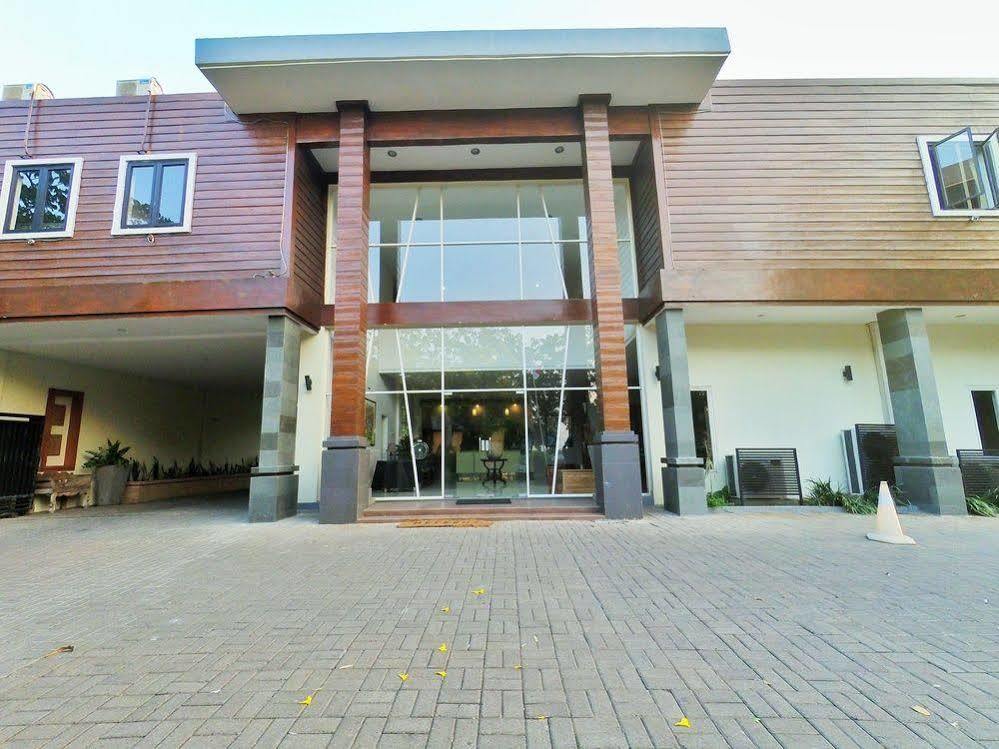 Hotel Transit Pasuruan Kültér fotó